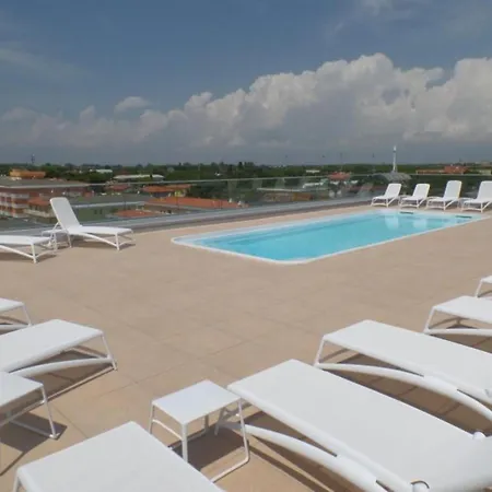 Charming With A Rooftop Pool Apartment *